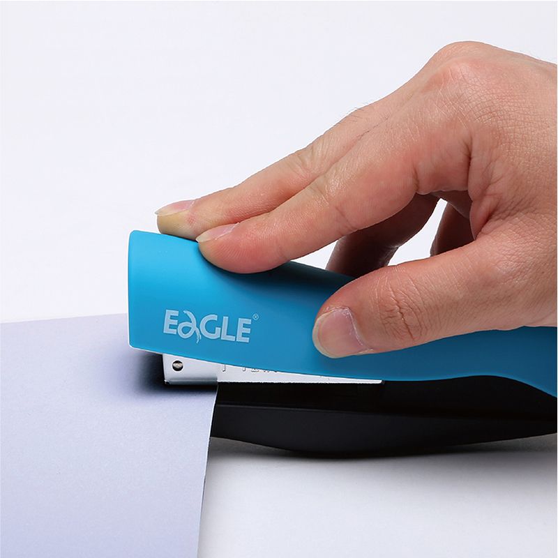 Agrafeuse Eagle S5100 utilisée sur du papier